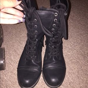 Black combat/fall boots.